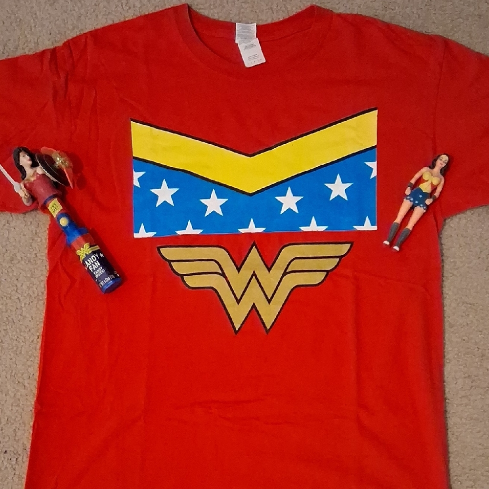 Wonder Woman Red T-Shirt Plus 2 Figurines (no candy in dispenser)